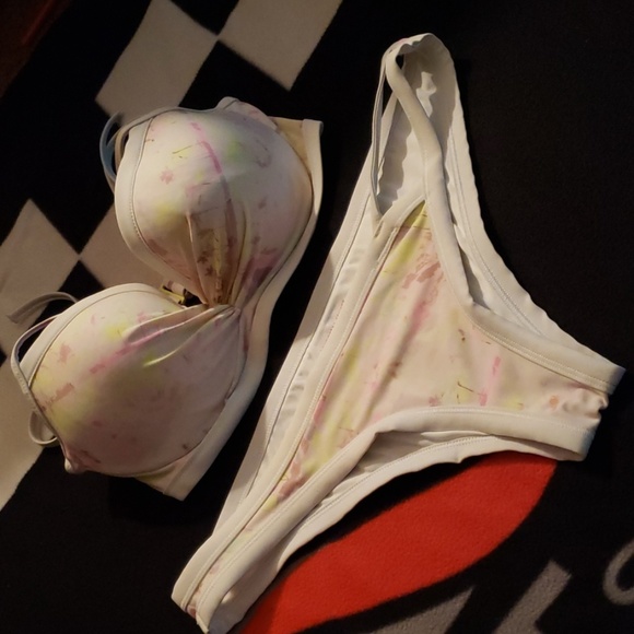 GUC...Victoria Secret 34D/MEDIUM 2pc bikini - Picture 2 of 8